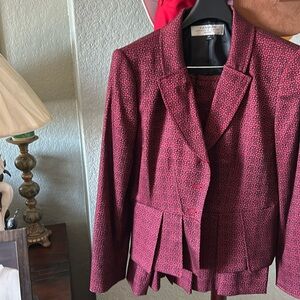 Tamari ladies suit jacket and skirt size 8p. Excellent condition 1 time wear
